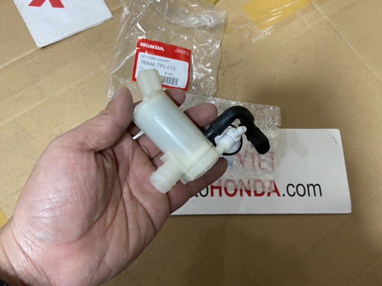 Mô tơ bơm nước rửa kính xe Honda BRIO
